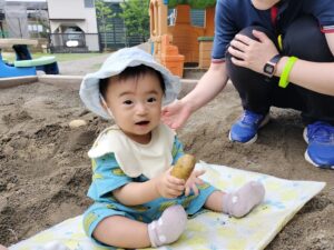 じゃがいも掘りごっこをしました　(柳田)