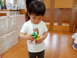 新聞紙遊びをしたよ☆(安井)