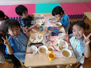 幼児合同で給食を食べたよ♪(福田純)