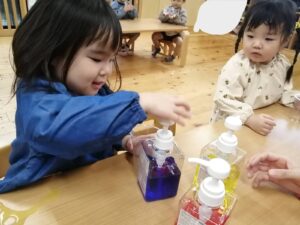 色水遊びをしました（柴田）