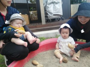 じゃがいも掘りごっこ☆乳児☆（畠山）