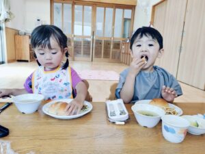 給食の様子♪（岩上）