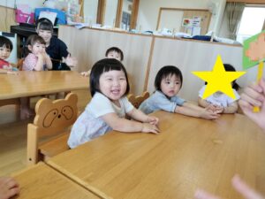 朝の会の様子と室内の様子（吉川）