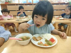 給食おいしいな♪（続橋）