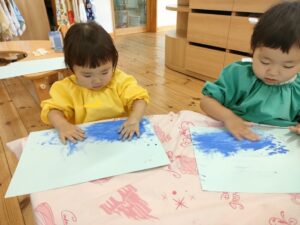 青の絵の具で海を作ったよ(福永)