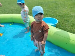 園庭で水遊び！