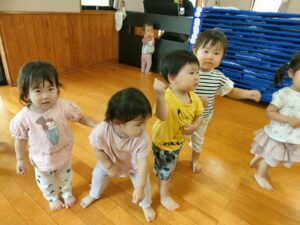 新聞紙遊びをしたよ♪(谷田貝)