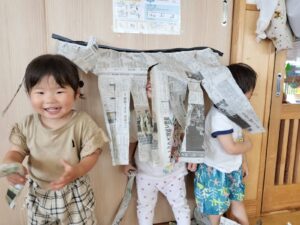 新聞紙あそびをしたよ♪にじ組（宮田）