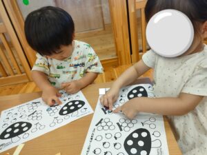 シール遊び、クレヨン遊びをしたよ！（阿久津）