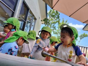 にじ組　プール遊びの様子（吉川）