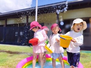 園庭で水遊び☆（岩上）