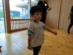 乳児組の集会と室内遊び（永井）