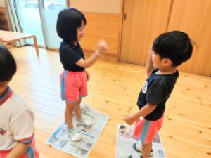 新聞紙遊び（柏崎）