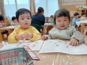 ひよこ組のシール遊び♪（佐伯）