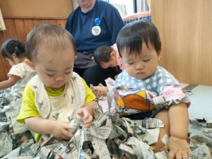 新聞紙遊びをしたよ！（落合）