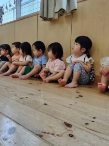 新聞紙遊びをしたよ！(岩本)