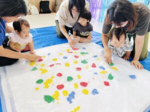 ☆色で遊ぼうカラフルアート！＜0歳児園キッズ＞☆（西村）