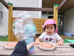 しゃぼん玉で遊んだよ♪(大須賀)
