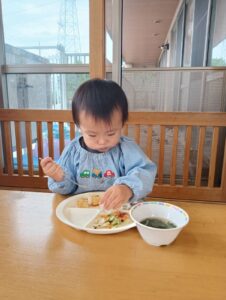 ☆モリモリ給食を食べたよ☆（根本）