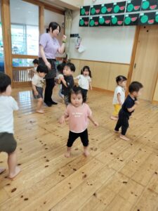 ダンスと室内遊び（荒牧）