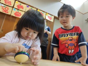 紙皿でコマを作ったよ！（柳田）
