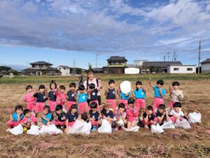 幼児組のさつまいも掘り(薄井)