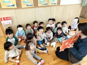 新聞紙遊びをしたよ☆（若林）